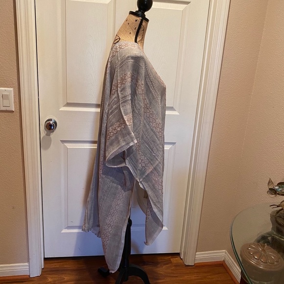 Light weight kimono, 100% polyester. - Picture 2 of 9